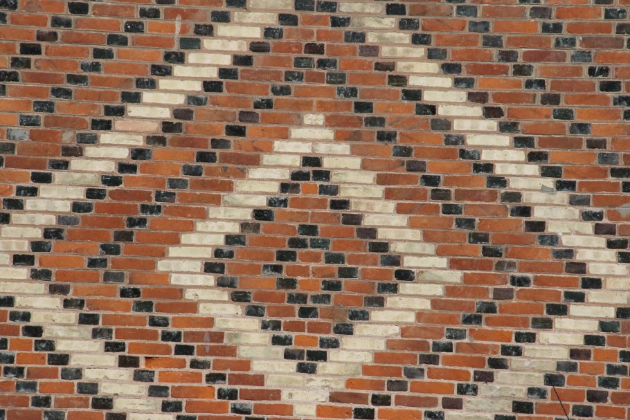 Фрагмент кирпичной кладки на стене