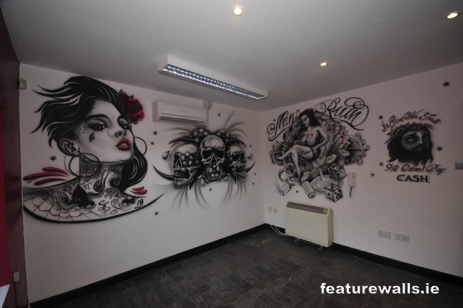 Стены в тату салоне