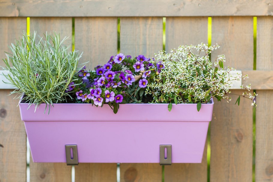 Навесные горшки на деревянный забор