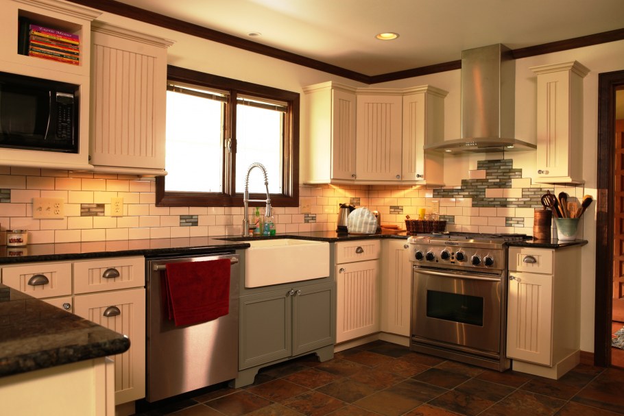 Отделка рабочей стены на кухне