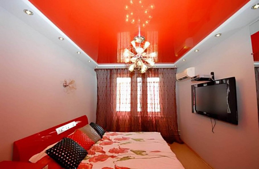 Натяжной потолок в спальне