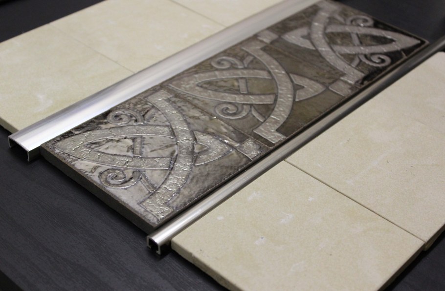 Вставка металлической полоски в плитку