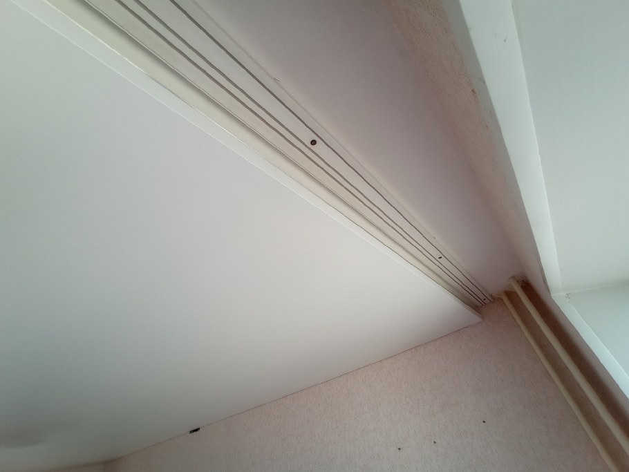 Натяжной потолок с плинтусом или без