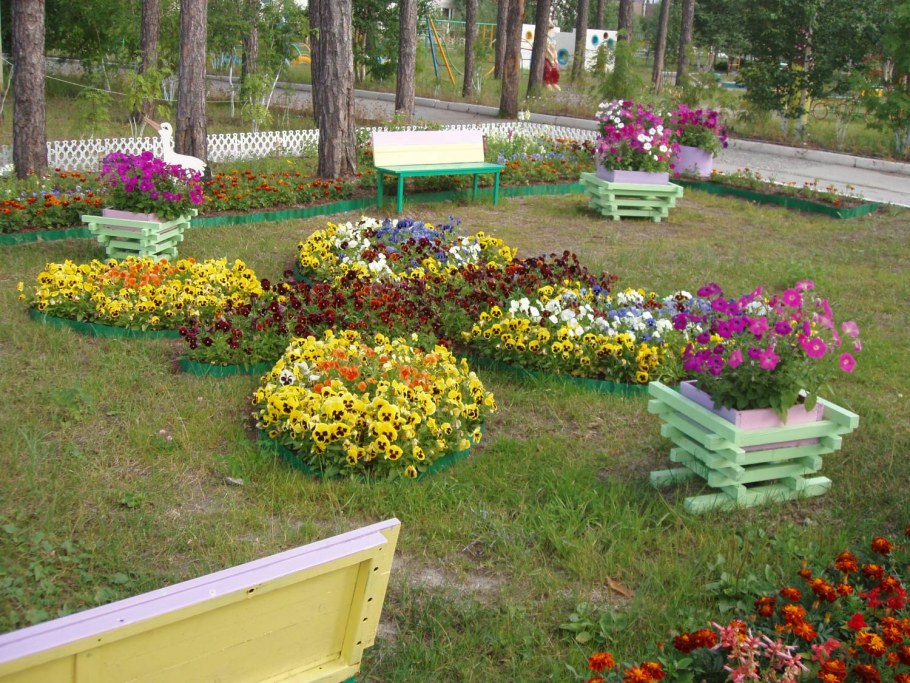 Клумбы в детском саду