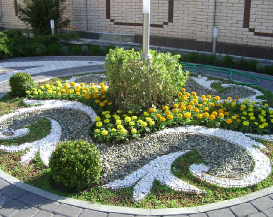 Клумбы на пришкольном участке