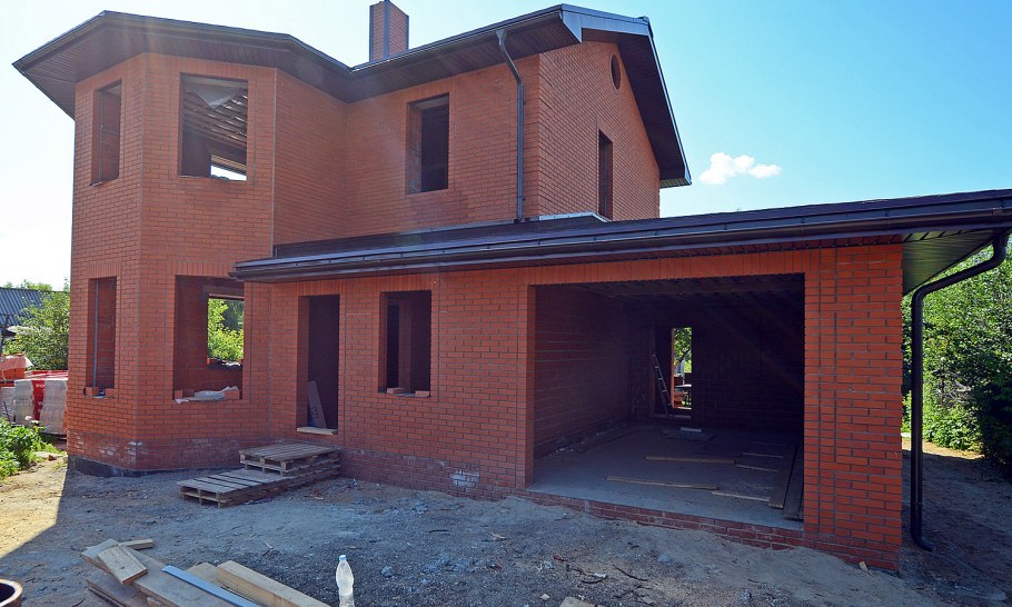 Двухэтажный кирпичный дом с гаражом