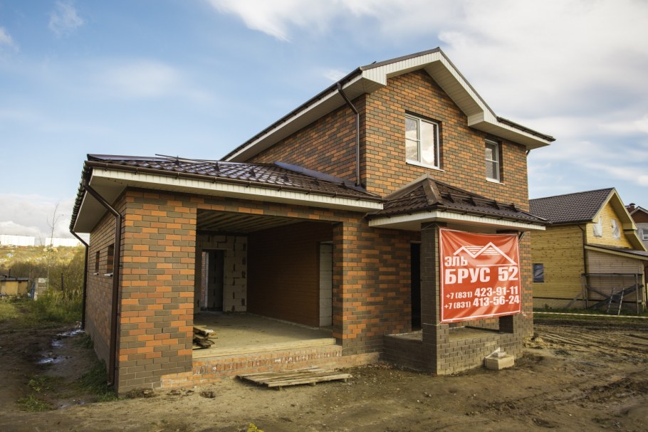 Кирпичный дом с гаражом