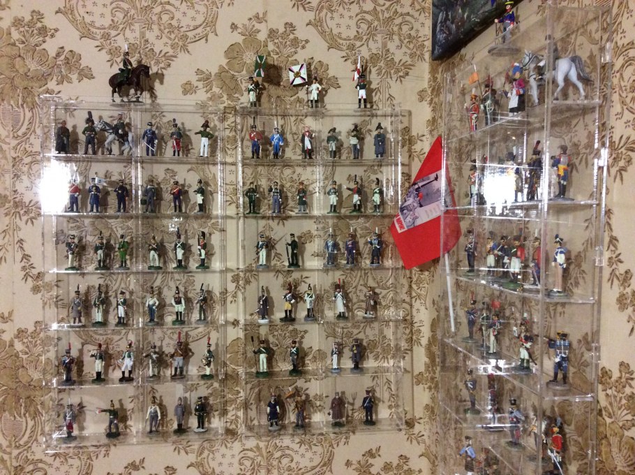 Полка для статуэток