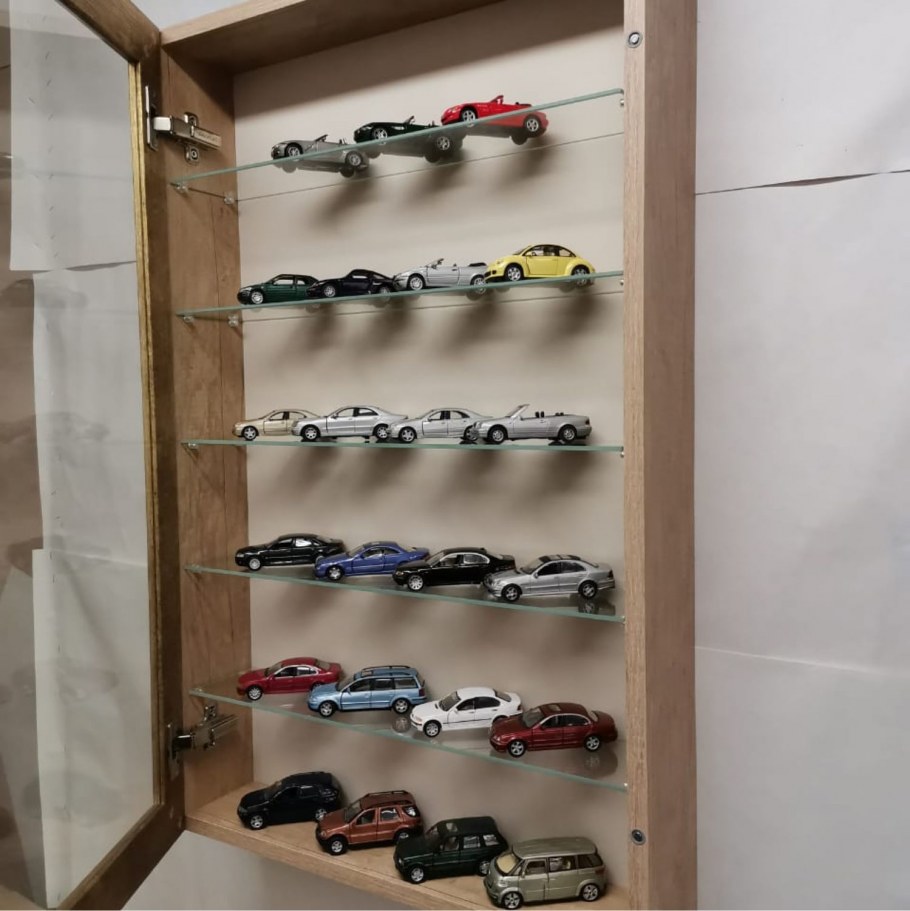 Стеклянный шкафчик для коллекции