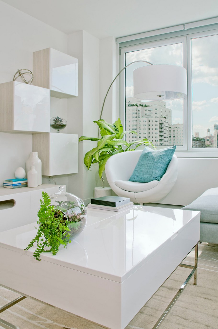 Растения в белом интерьере