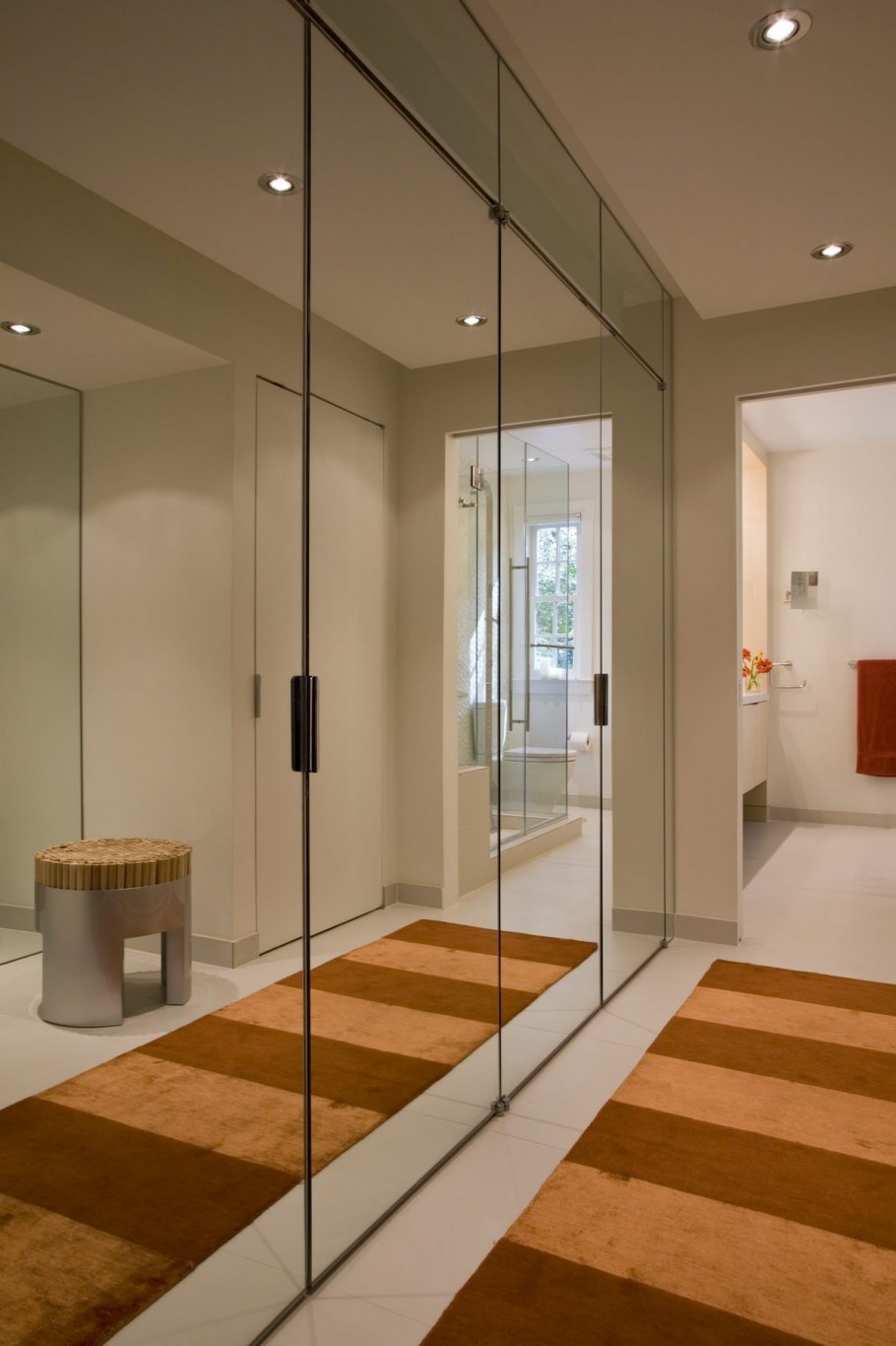 Зеркальная стена в прихожей