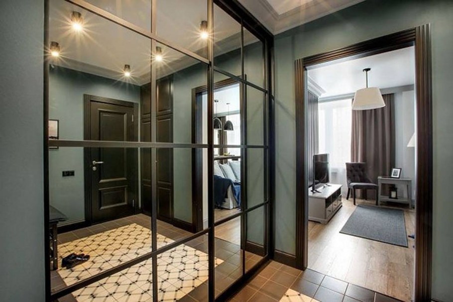 Зеркальная дверь в потолок