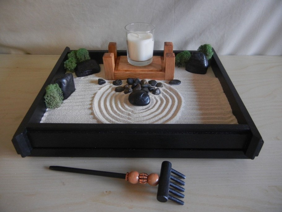 Японский сад камней на столе