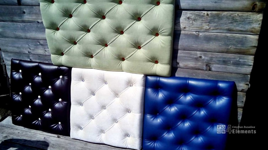 Кожаные обои в интерьере гостиной с каретной стяжкой