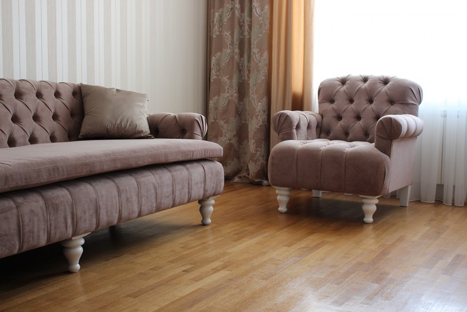 Диван с каретной стяжкой в интерьере