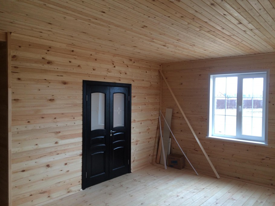 Плинтус в интерьере загородного дома из бруса