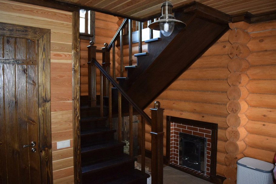 Деревянный дом внутри