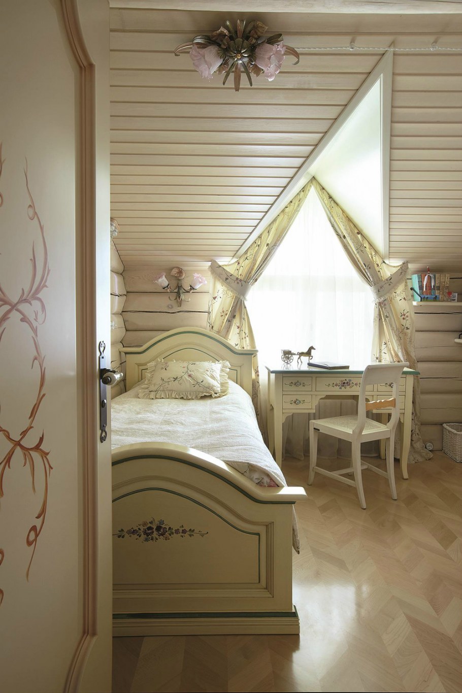 Интерьер спальни в бревенчатом доме в стиле Прованс