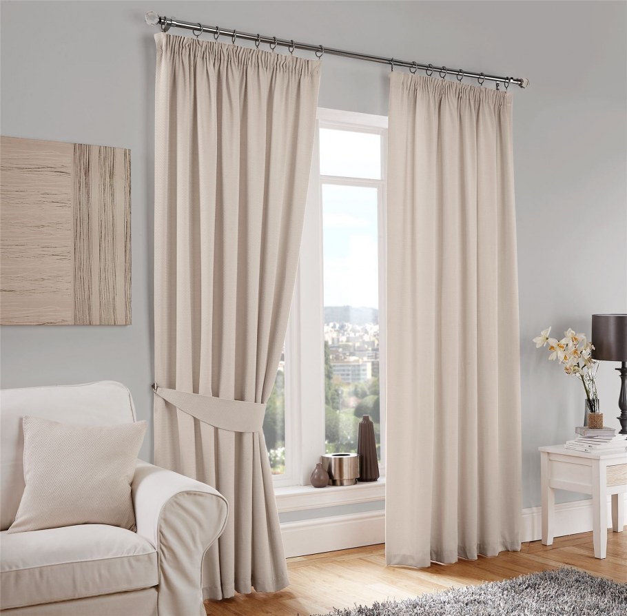 Бежевые шторы в гостиной