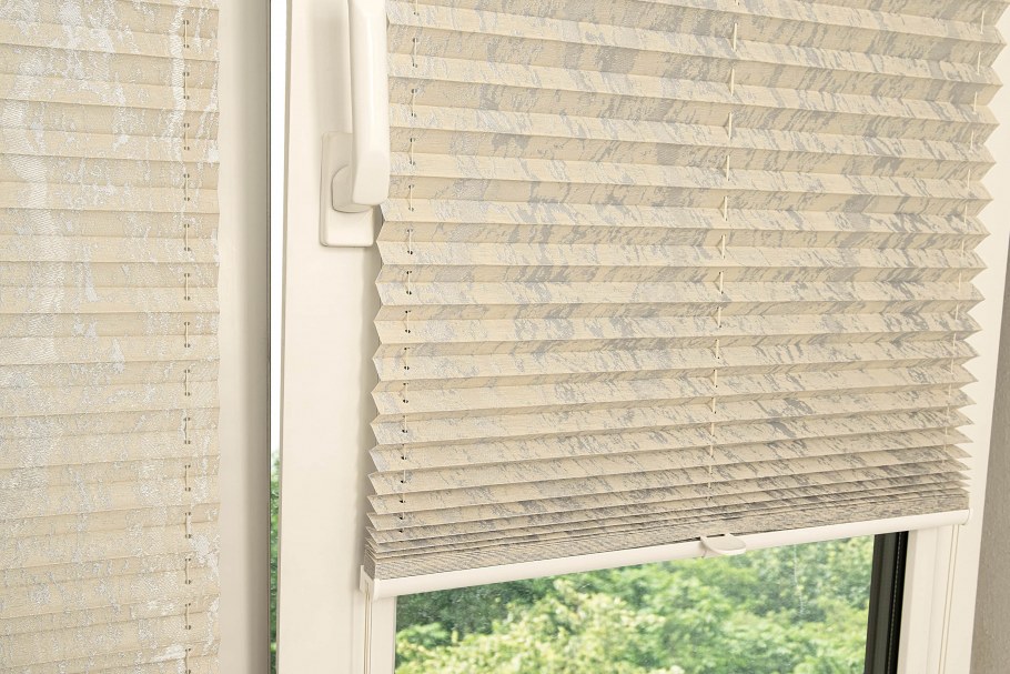 Шторы плиссе в гостиной