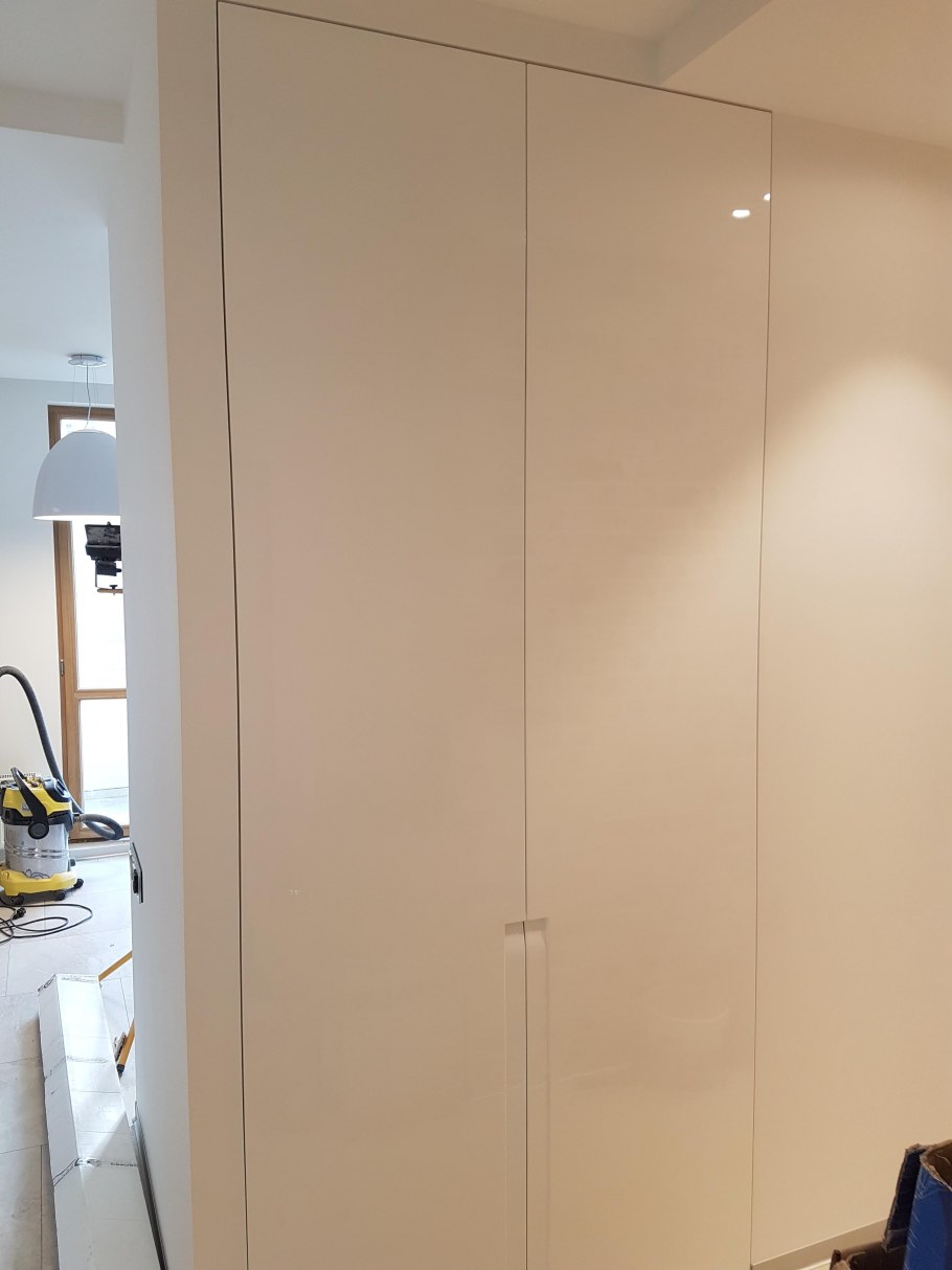 Потайная ручка для шкафа