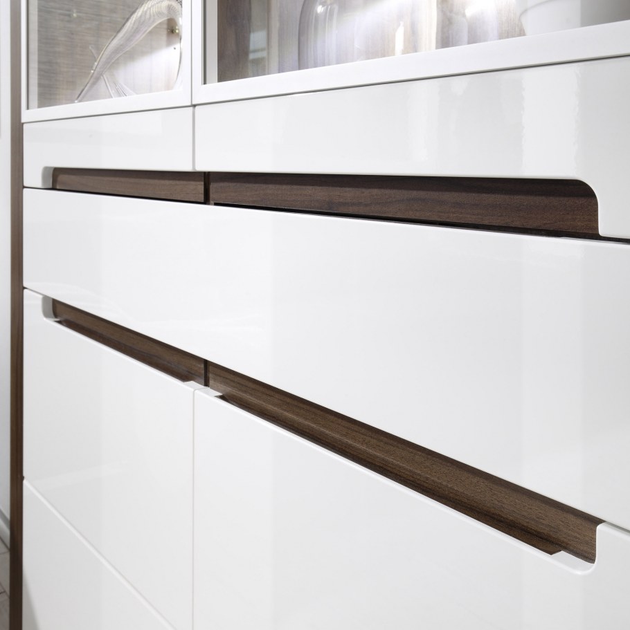 Встроенный шкаф с распашными дверями без ручек