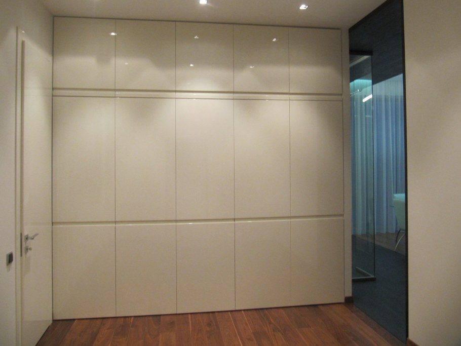 Шкаф в прихожую с интегрированными ручками