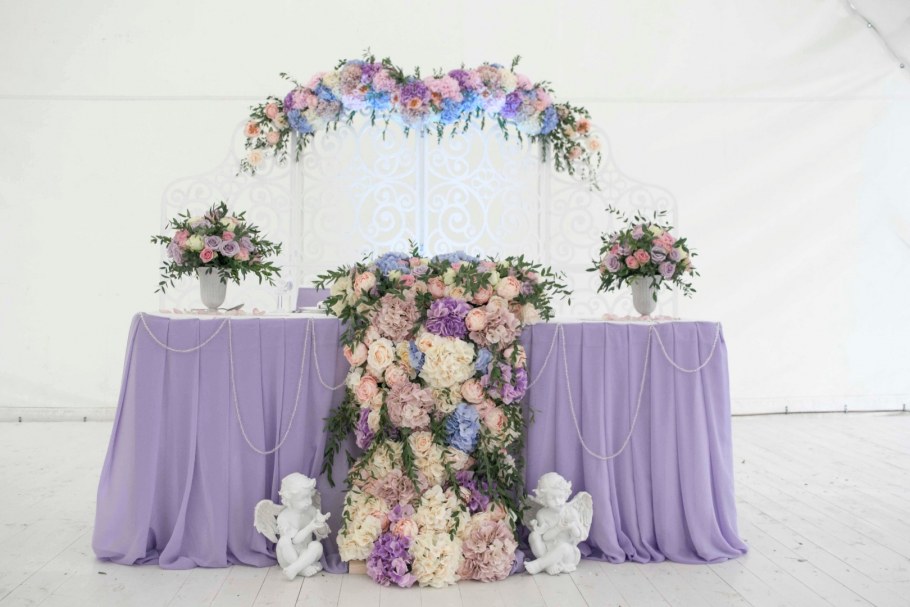 Украшение зала в сиреневом и золотом цвете