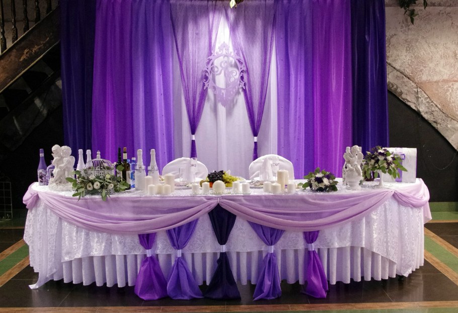 Украшения зала для молодоженов белой с фиолетовым