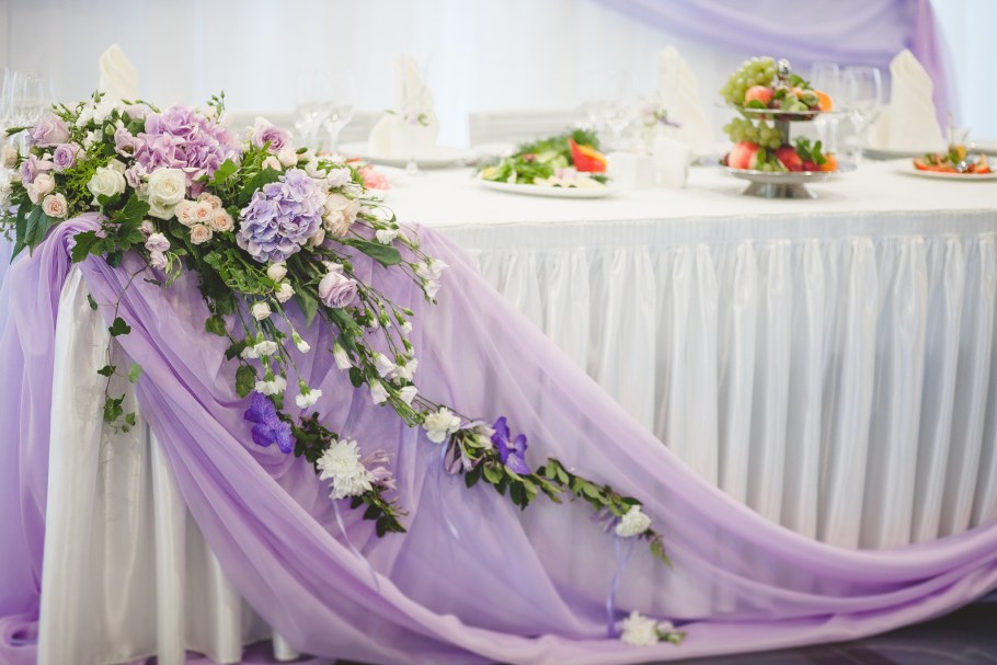 Украшение свадебного стола в фиолетово желтых тонах
