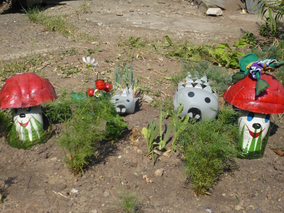 Пластиковые бутылки в саду