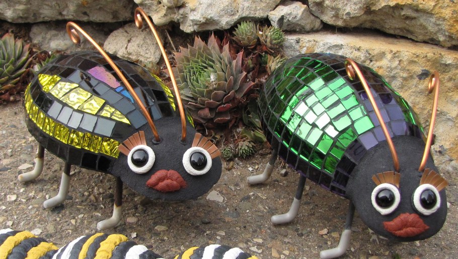 Насекомые из пластиковых бутылок