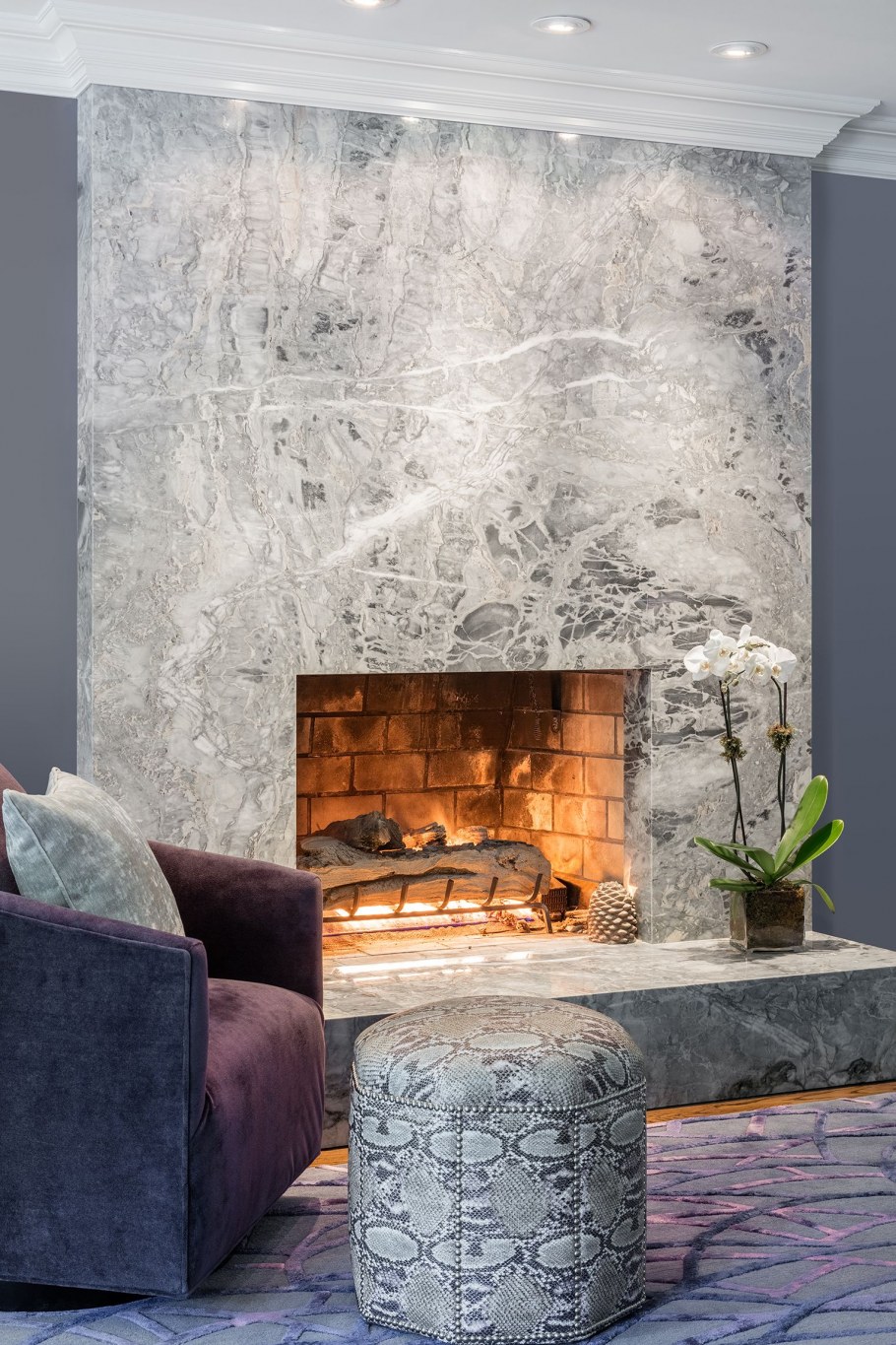 Камин мрамор современный
