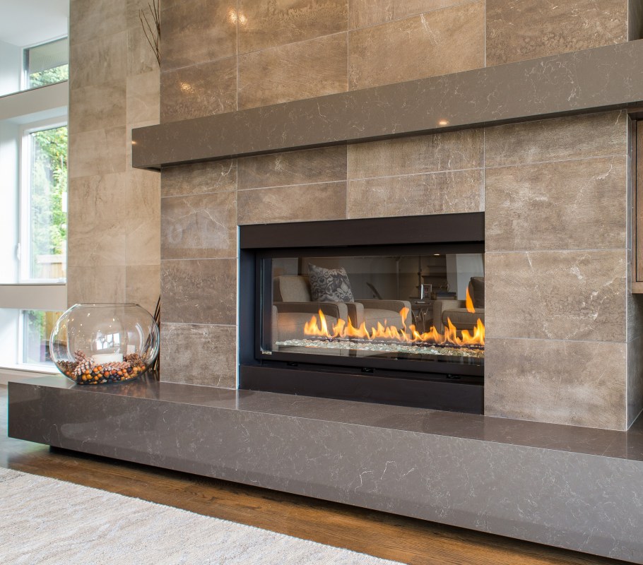 Камин из натурального камня в интерьере