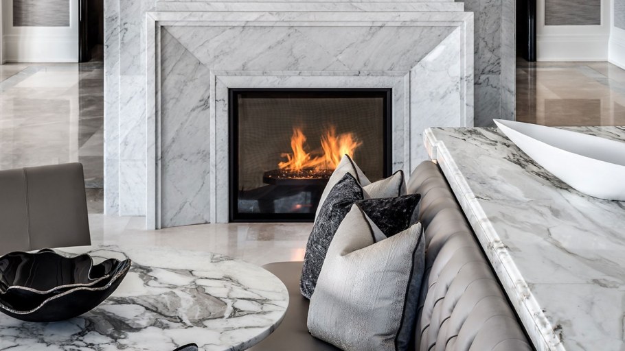 Мраморный камин в интерьере