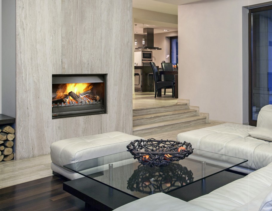 Мраморная стена в гостиной в современном стиле