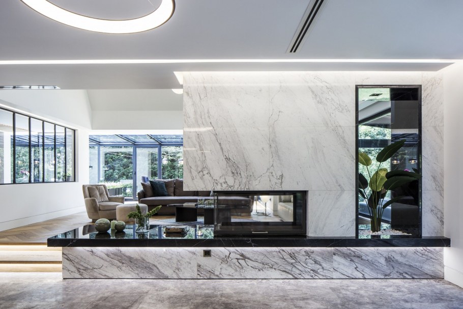 Гостиная с мраморной стеной