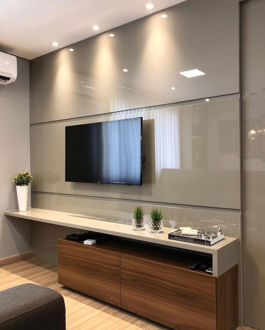 Полки с подсветкой в гостиной