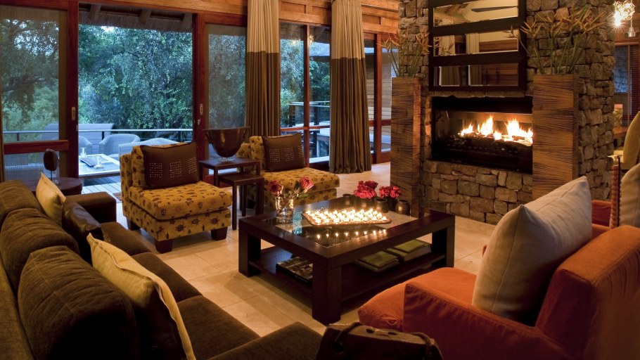 Уютная гостиная с камином в загородном доме зимой