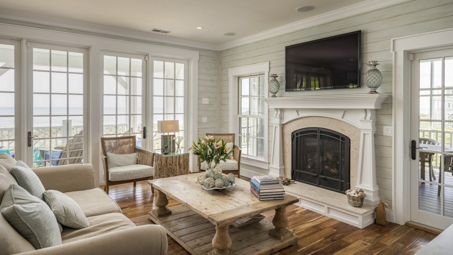 Гостиная с камином и креслом качалкой