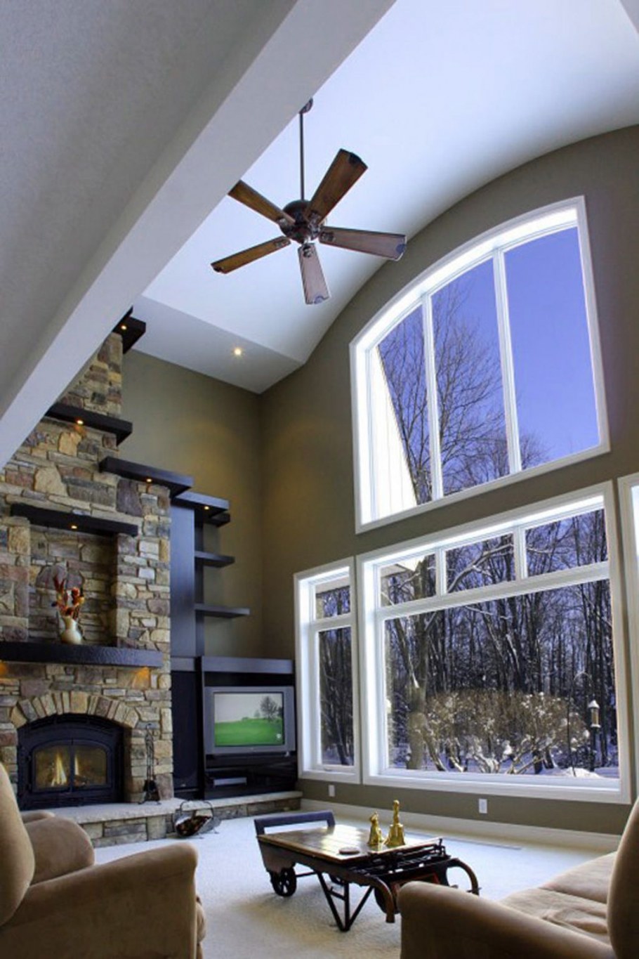 Камин рядом с окном