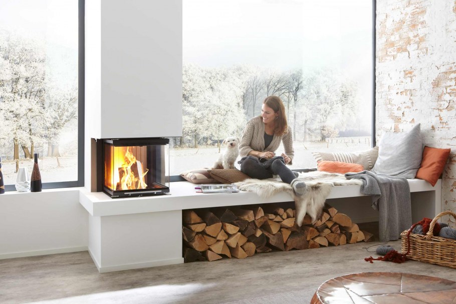 Камин под окном