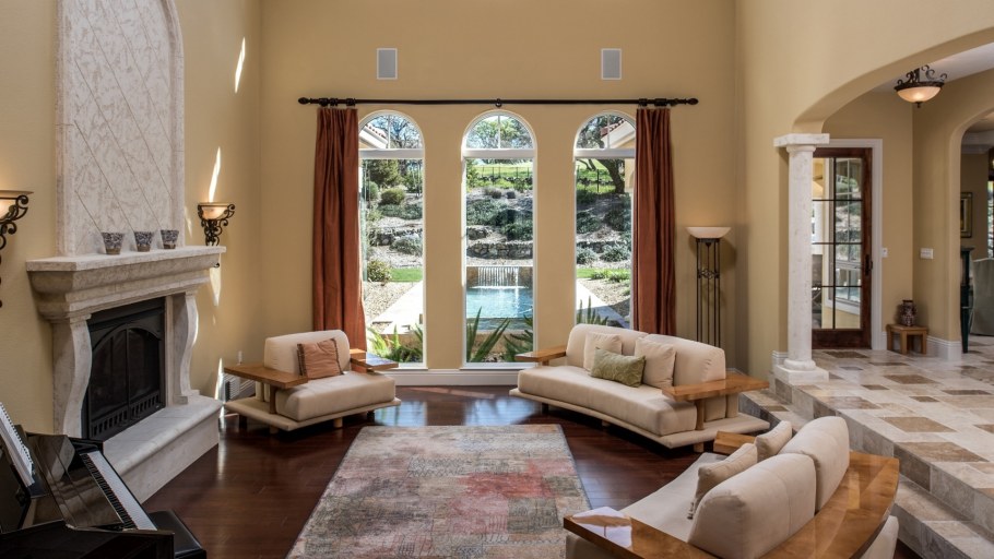 Комната с камином и окном