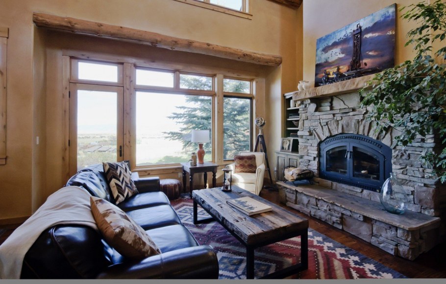 Гостиная с камином у окна