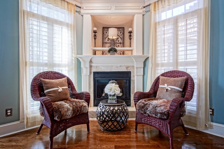 Кресло у камина в интерьере