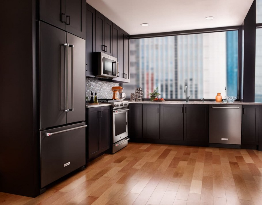 Холоильникв интерьере кухни