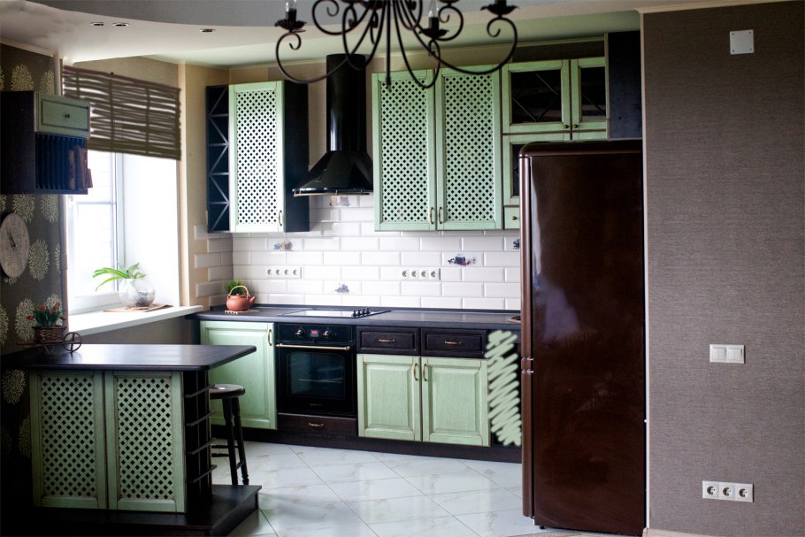 Стальной холодильник в интерьере