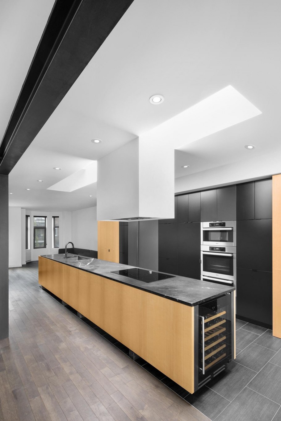 Кухня с черным холодильником