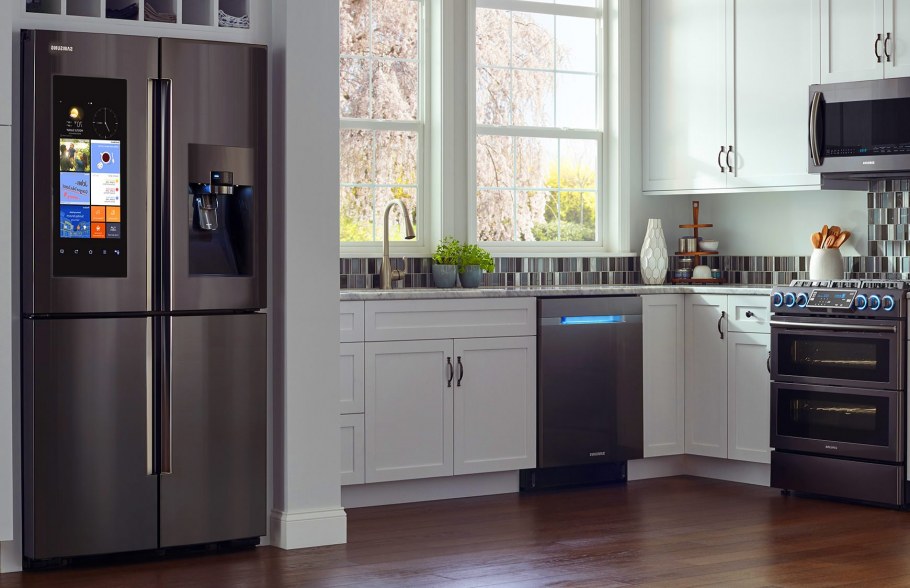 Белый холодильник в интерьере кухни