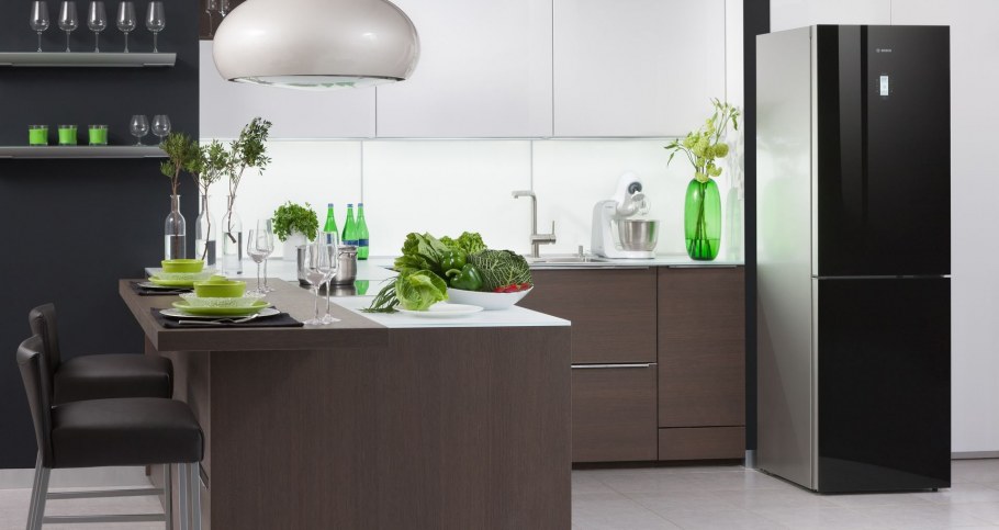 Белая кухня с черным холодильником